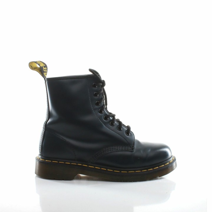 SEPATU DOCKMART